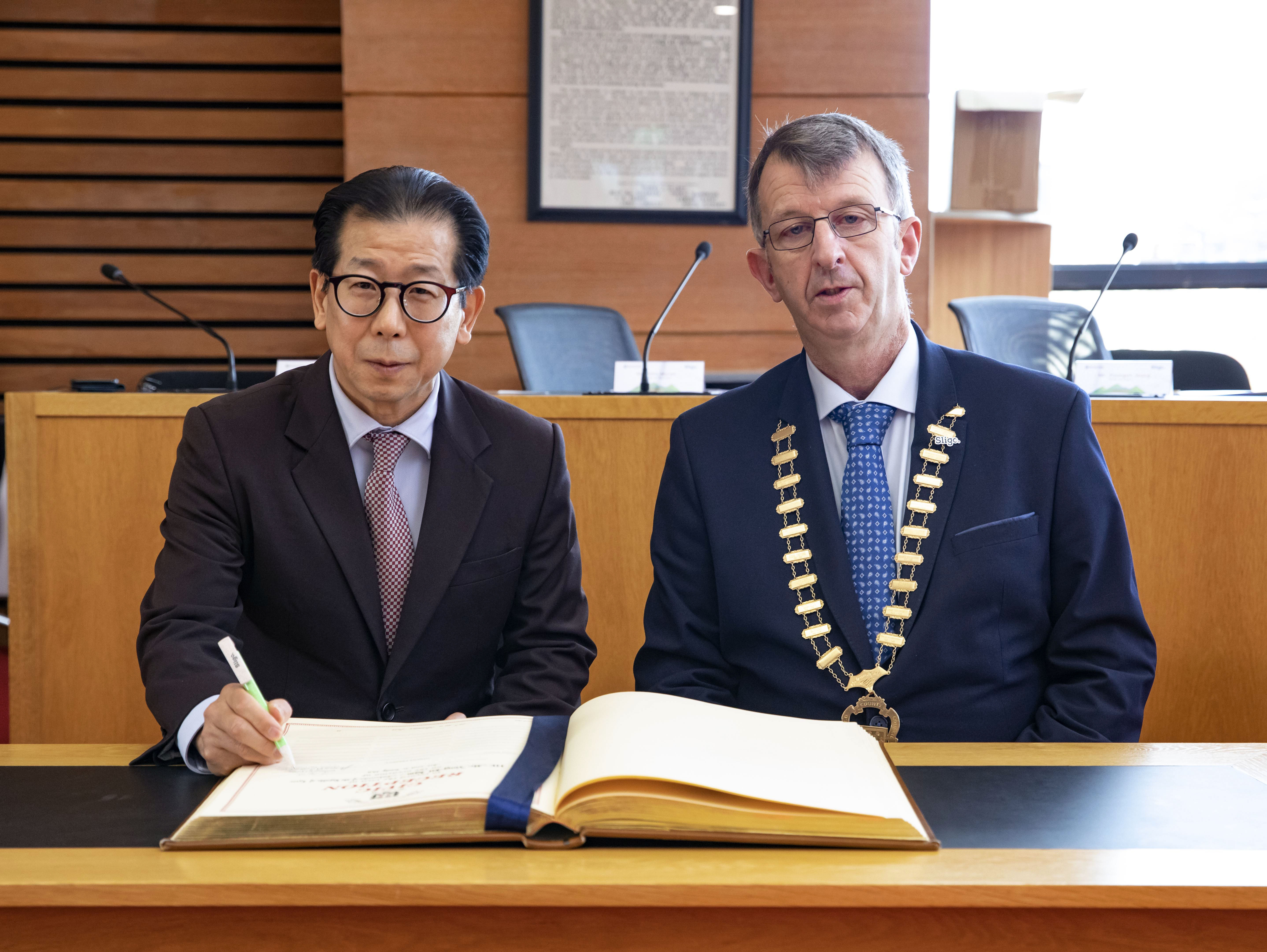 Cathaoirleach welcomes Korean Ambassador to County Hall