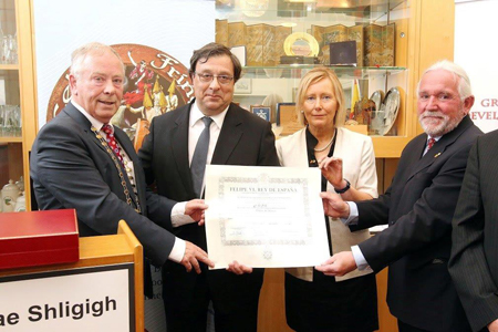 Spanish Ambassador His Excellency José Maria Rodriquez-Coso (second from left)  presents the ‘Order of Isabel La Católica’ to representatives  Grange & Armada Development Association Prannie Rhatigan and Eddie O’Gorman, accompanied by the Cathaoirleach of Sligo County Council Councillor Seamus Kilgannon 