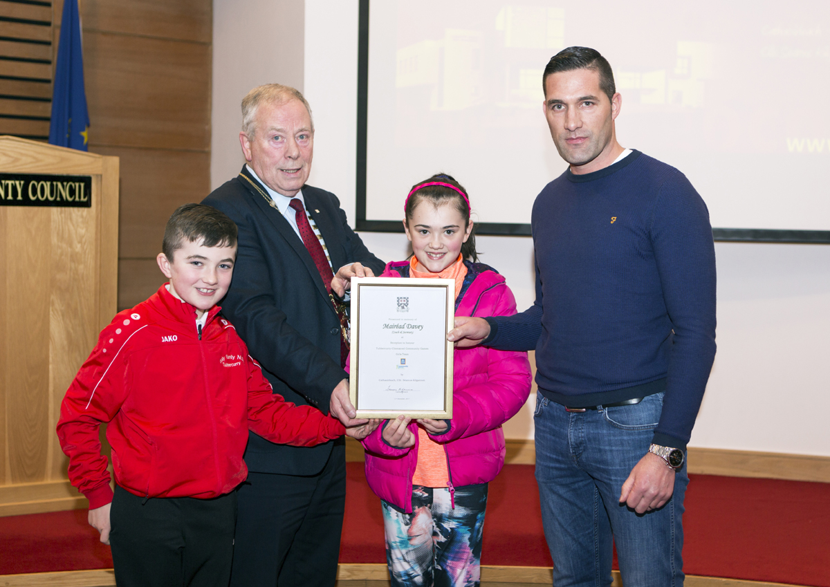 The Cathaoirleach makes a presentation to the Davey family