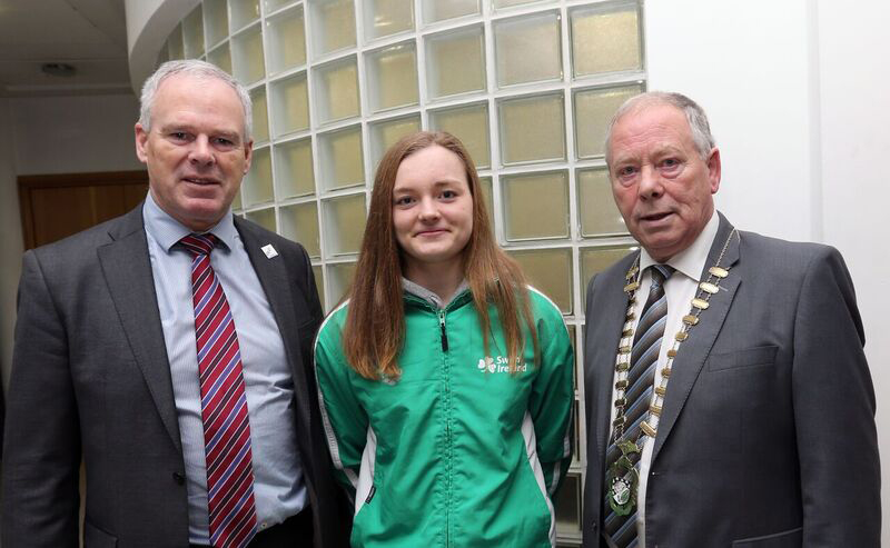 Mona McSharry with Cathaoirleach Councillor Seamus Kilgannon and Chief Executive Ciarán Hayes